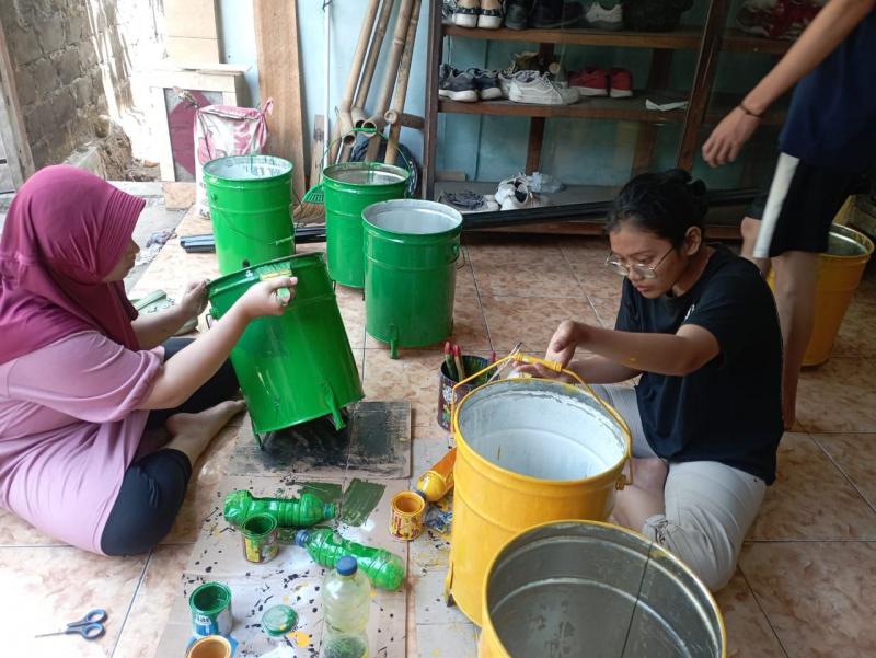 Pengadaan Tong Sampah Dan Plang Penunjuk Jalan Oleh Kkn Uny Dusu 7401